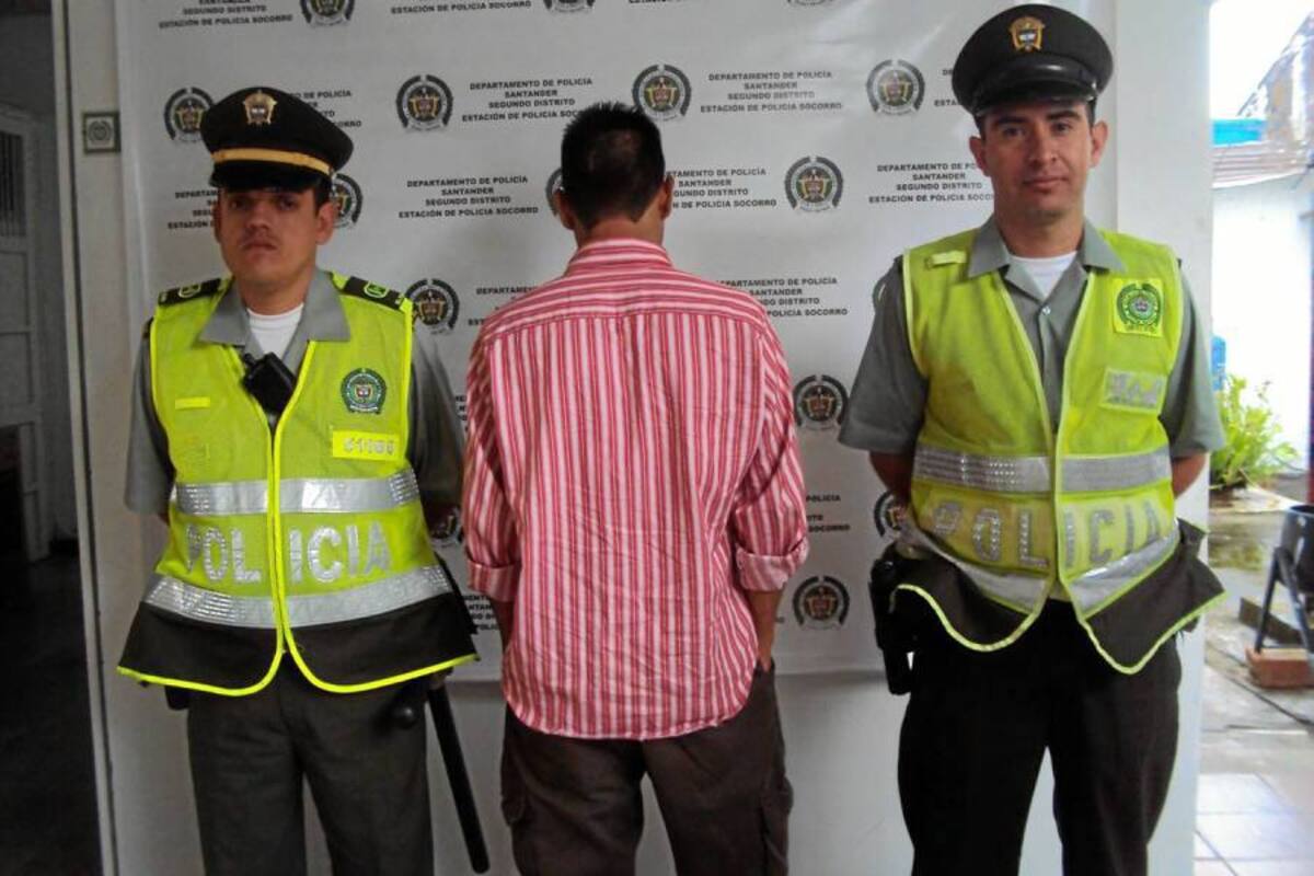 Aspectos del momento de la captura de un hombre de 31 años en Socorro con 22 gramos de marihuana, quien fue dejado en libertad en audiencia pública. (Foto: Suministrada/VANGUARDIA LIBERAL)