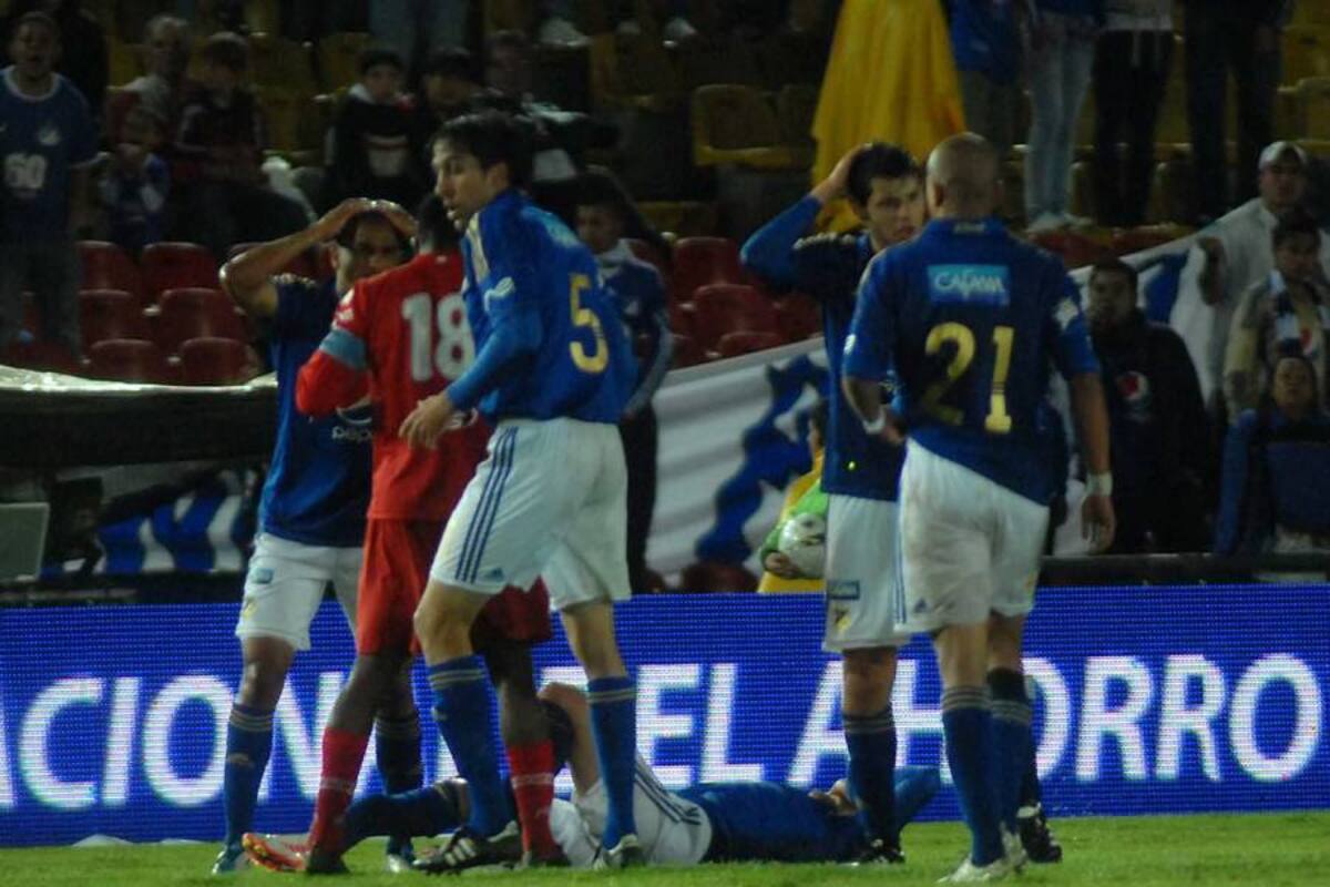 Al menos cuatro meses de incapacidad tendrá el jugador de Millonarios José Luis Tancredi luego de sufrir fractura de tibia y peroné el pasado sábado durante el compromiso ante América. El volante recibió una fuerte entrada por parte de Andrés Cadavid en el periodo complementario, hecho que le valió ser retirado en una ambulancia. (Foto: Colprensa / VANGUARDIA LIBERAL)