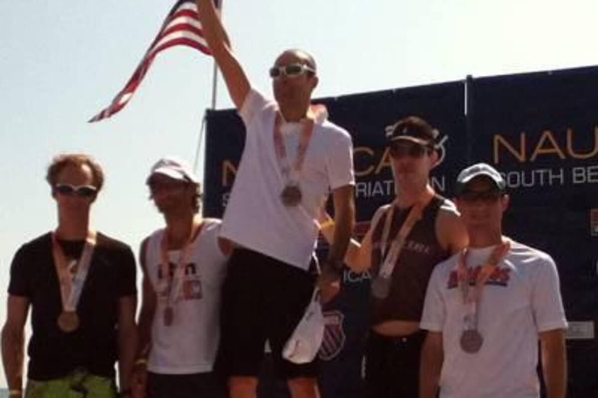 En lo más alto del podio se ubicó el triatleta santandereano Guillermo Montoya en la prueba Náutica de South Beach.(Foto: Suministrada / VANGUARDIA LIBERAL)