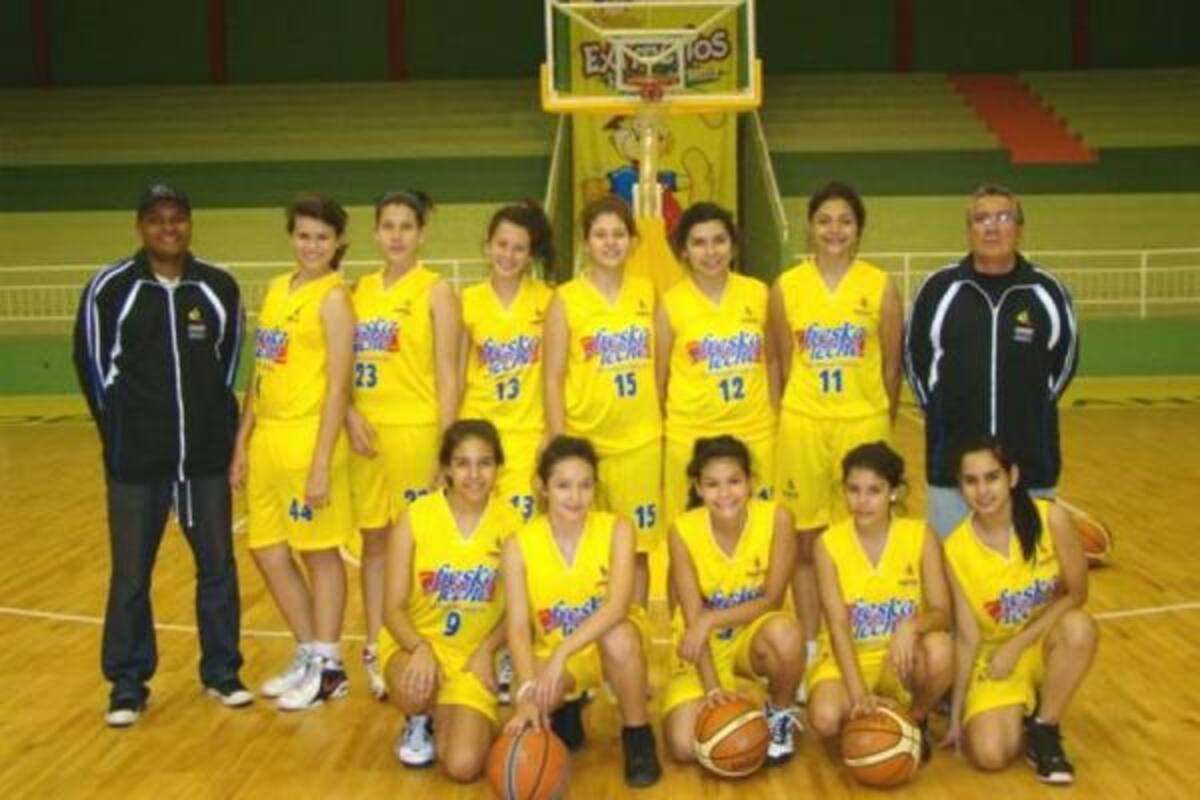 Esta es la selección Santander de baloncesto femenino que buscará un lugar en los Juegos Nacionales de 2012.(Foto: Suministrada / VANGUARDIA LIBERAL )
