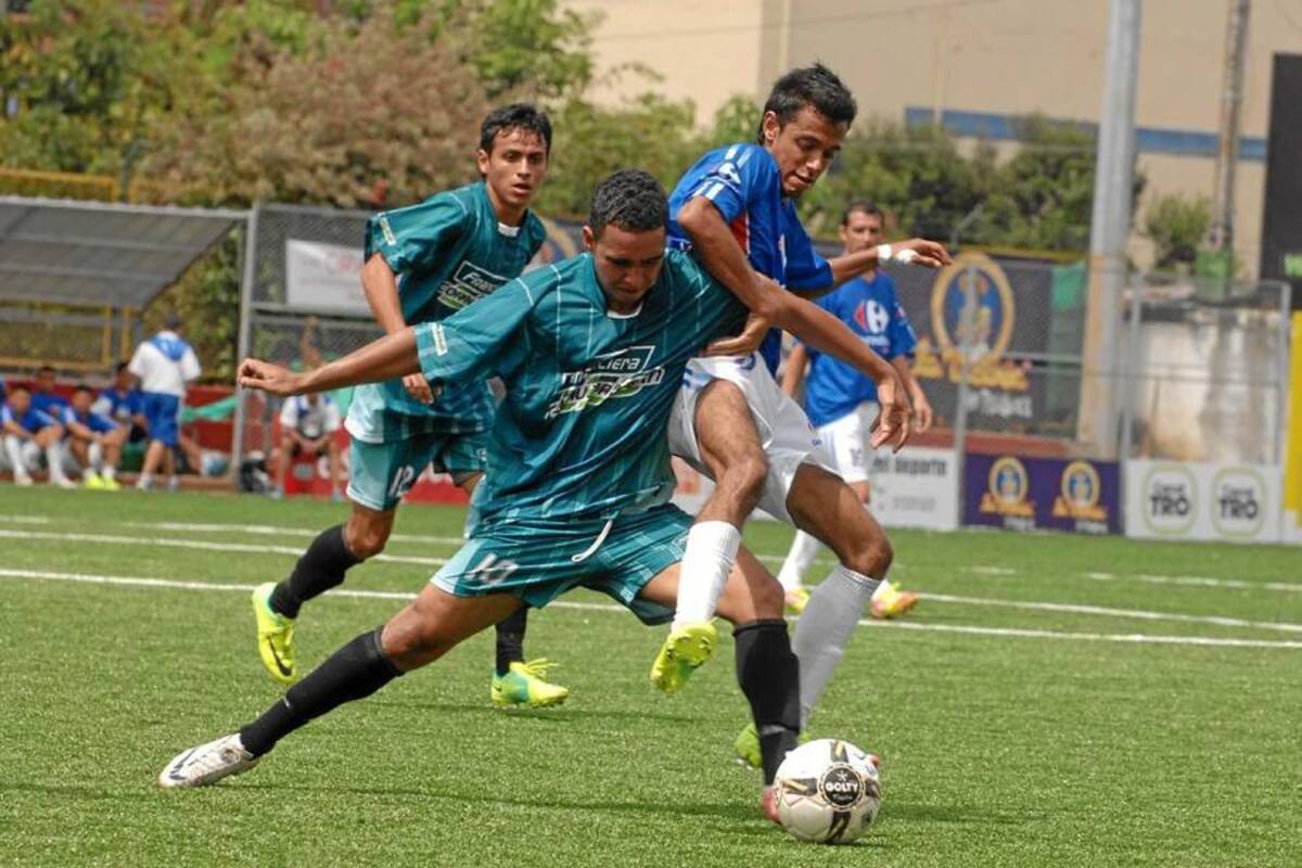 El actual campeón del Torneo de la Cancha Marte, Financiera Comultrasan, está obligado, al igual que su rival de mañana, Disfarma, a ganar para mantenerse con vida en la edición 30 del torneo aficionado de fútbol más importante del oriente colombiano. El juego será mañana a las 8:15 p.m. (Foto: Jaime del Río / VANGUARDIA LIBERAL)