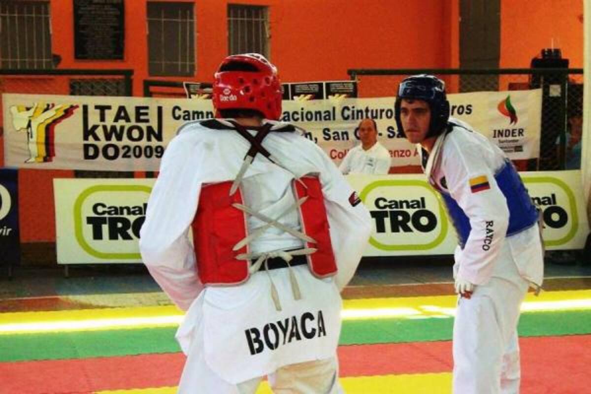 El santandereano Sergio Hoyos, de azul, no pudo ratificar la medalla de oro lograda en la Copa Federación de 2009, cumplida en San Gil, y en la presente edición disputada en Villavicencio, cayó en su combate ante un representante de Boyacá. (Foto: Archivo / VANGUARDIA LIBERAL)