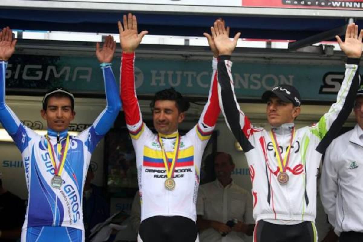 El santandereano Félix 'El Gato' Cárdenas (centro) continuó con su racha ganadora, el mes anterior se impuso en el Clásico RCN y ayer se adjudicó la prueba de fondo en carretera de los Campeonatos Nacionales de Ciclismo de Pista y Ruta.(Foto: Foto suministrada / VANGUARDIA LIBERAL)