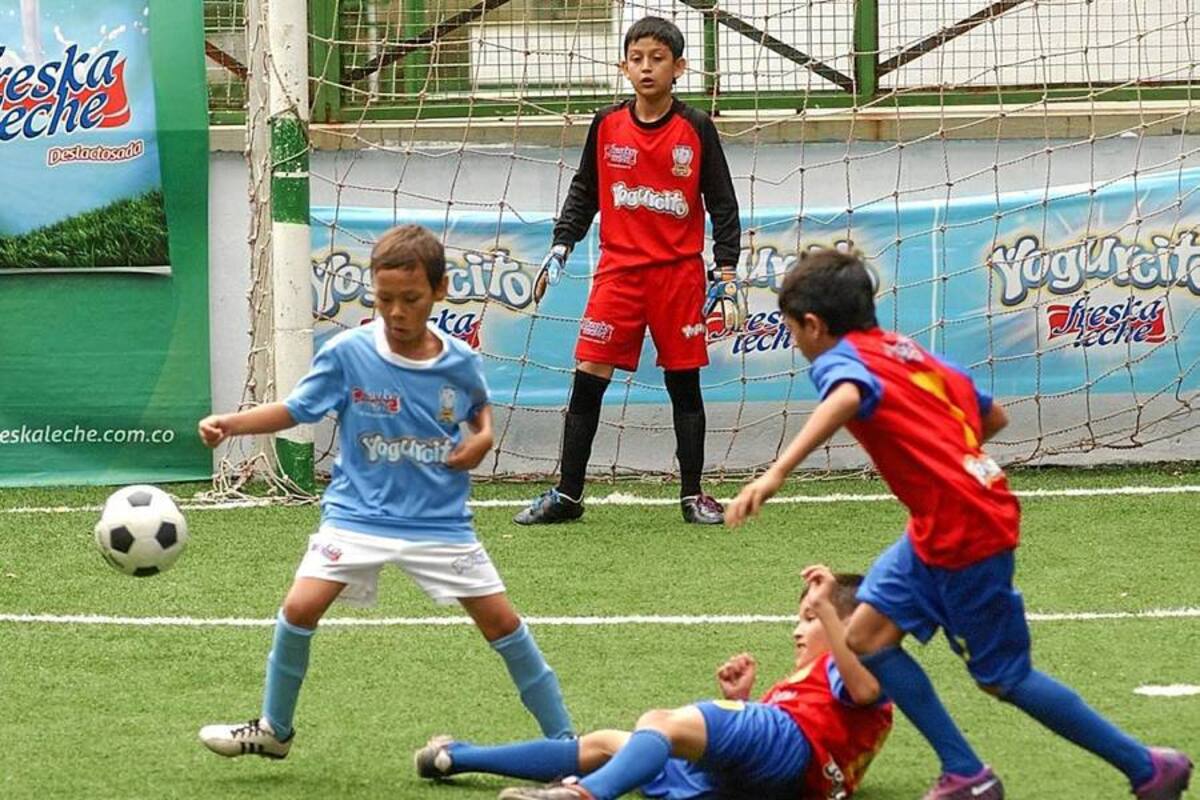 Al partido entre Manchester City (celeste) y Barcelona (rojo) lo único que le hizo falta fue el gol, porque estuvo lleno de emociones sobre las dos porterías, por lo que tuvo que recurrirse a la tanda de tiros libres desde el punto penal tras igualar a cero goles en el tiempo reglamentario. (Foto: Jaime del Río Quiroga / VANGUARDIA LIBERAL)