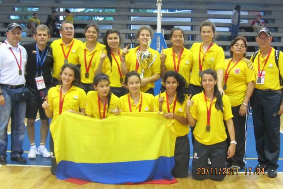 Este es el equipo de baloncesto femenino del colegio Virrey Solís que se coronó campeón en los III Juegos Deportivos Escolares Centroamericanos y del Caribe, disputados en Panamá. (Foto: Suministrada/VANGUARDIA LIBERAL)