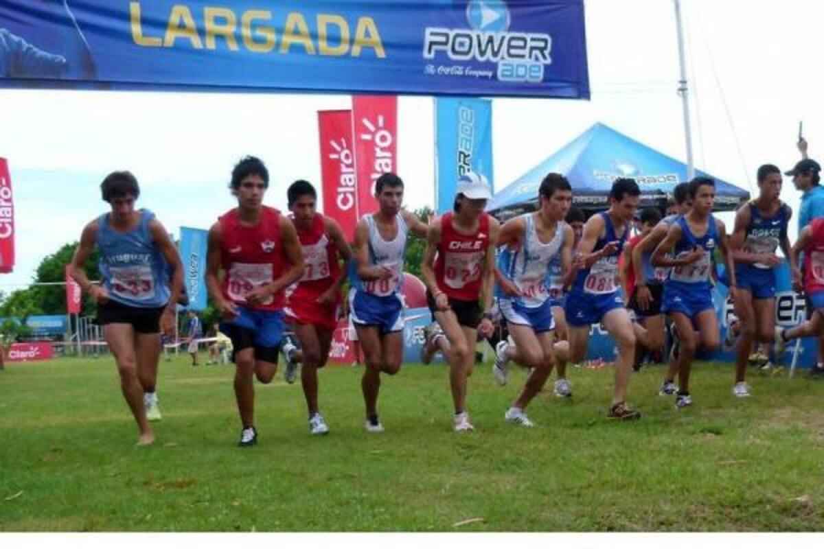 El santandereano Nelson Blanco Pilonieta (# 80) se coronó subcampeón suramericano en Asunción, Paraguay, donde ayer se disputó el XXVI Campeonato de Cross Country.(Foto: Tomada de Federación Paraguaya de Atletismo / VANGUARDIA LIBERAL )