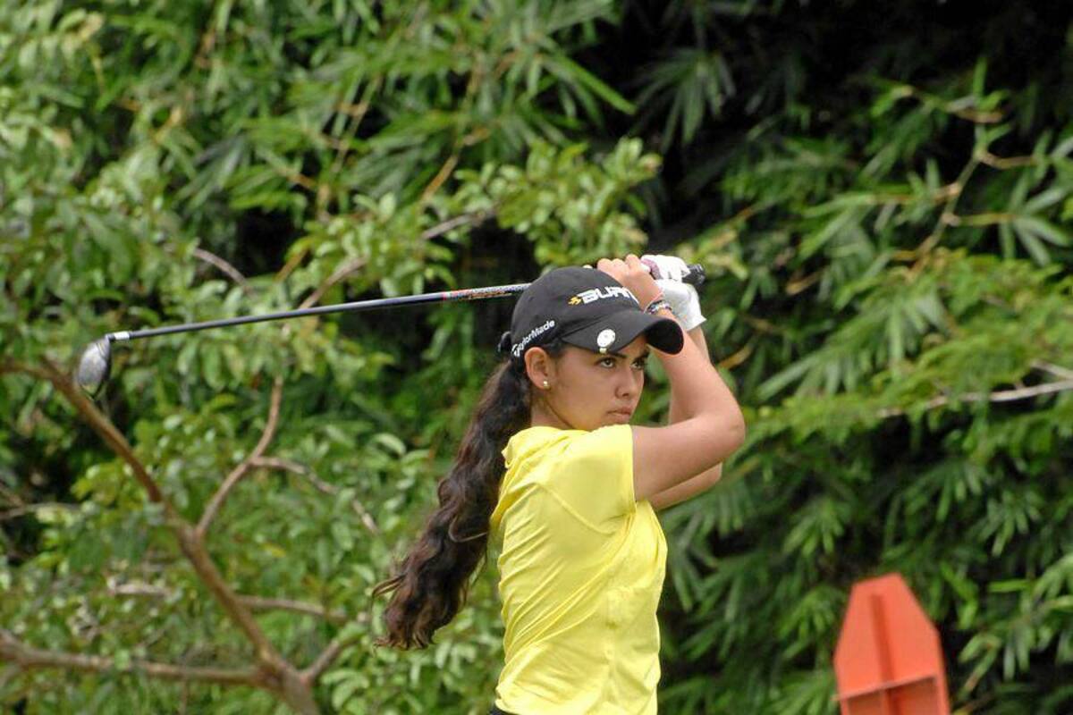 La actual Campeona Nacional pre juvenil y de mayores, Cynthia Díaz Rueda del registro del Club Campestre, sigue ratificando el buen momento por el que pasa y ganó la categoría 13 – 14 años del selectivo Optimist Internacional Junior Golf, superando a Juanita Acosta Ordóñez y María Alejandra Vesga Marín, ambas de Ruitoque. (Foto: Jaime del Río / VANGUARDIA LIBERAL)