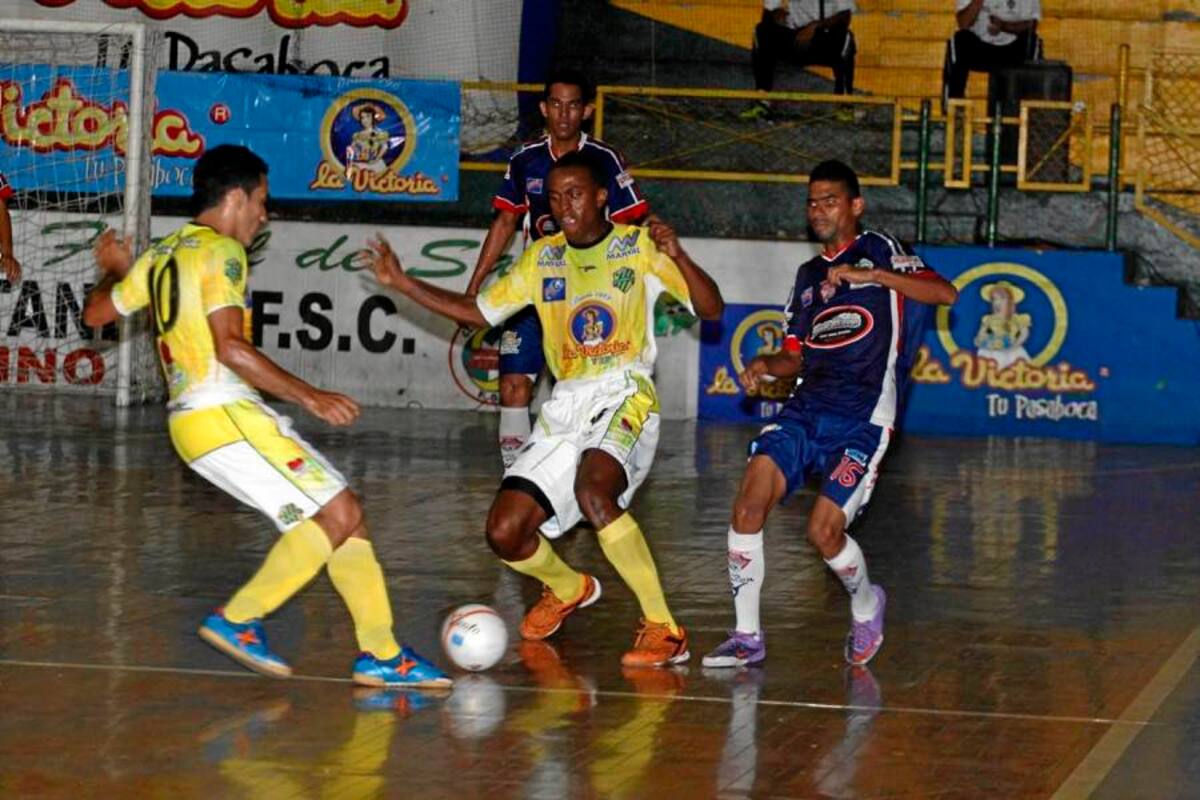 Bucaramanga FSC no tuvo compasión de Tiburones y lo goleó por 11 – 2 en partido disputado en el coliseo ‘Edmundo Luna Santos’, en juego correspondiente a la Copa Postobón Profesional de Microfútbol. (Foto: Nelson Díaz / VANGUARDIA LIBERAL)