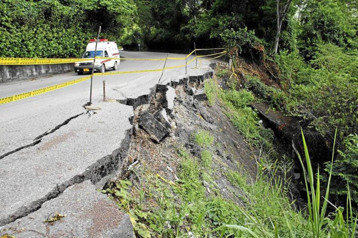 En una curva altamente peligrosa se ha convertido el paso por el kilómetro 27 de esta carretera nacional. Más de media banca está comprometida por los deslizamientos. (Foto: Javier Gutiérrez/VANGUARDIA LIBERAL )