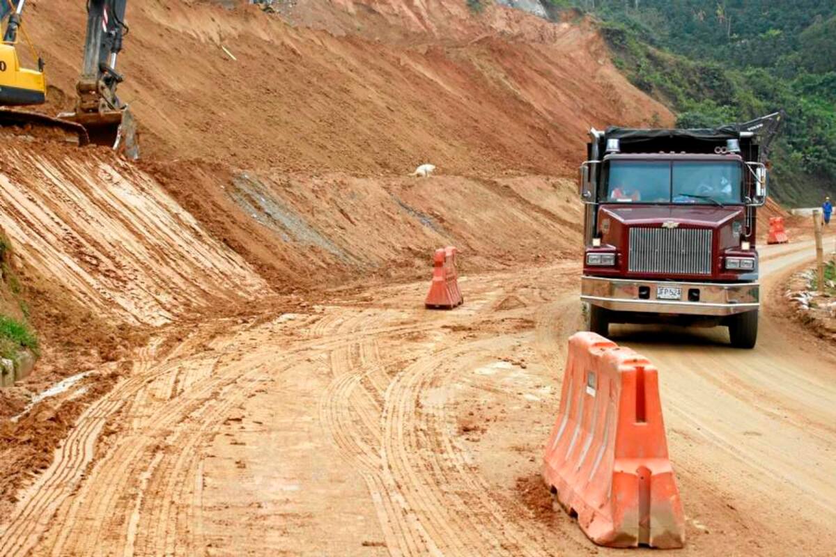Así se vivieron los deslizamientos del corredor vial que se presentaron la semana pasada sobre el kilómetro 8. El consorcio Vías Nacionales ha dispuesto maquinaria para atender los derrumbes que se han presentado. (Foto: Nelson Díaz/VANGUARDIA LIBERAL )
