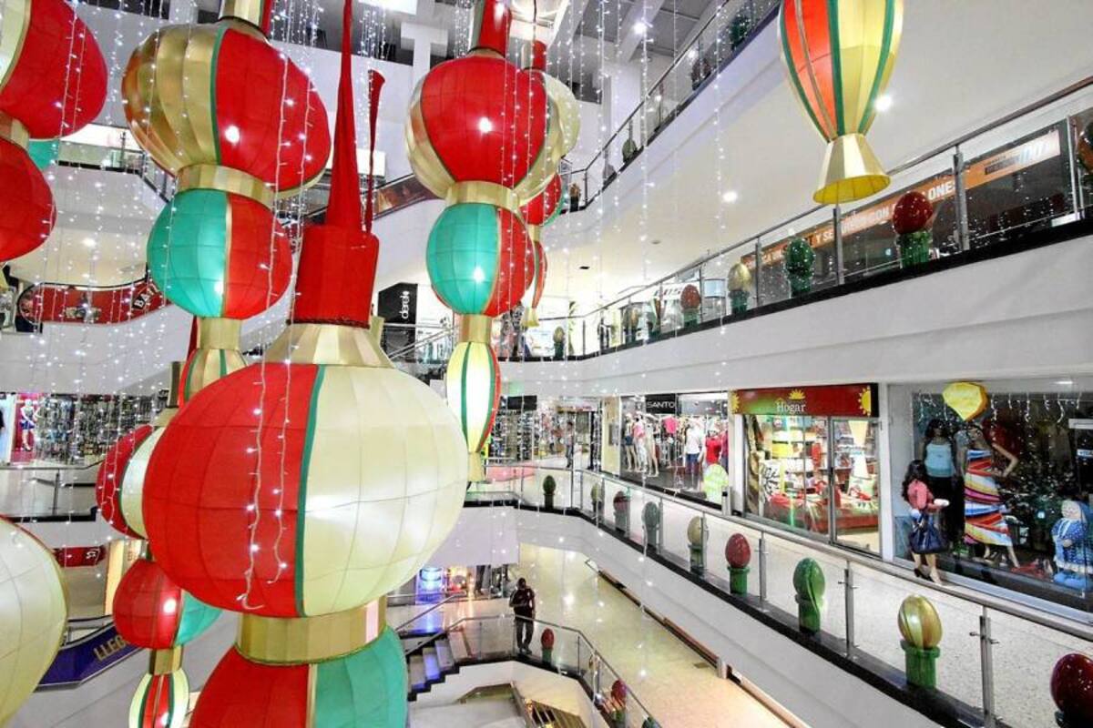 Con decoración especial, novenas, grupos musicales y otras actividades de esparcimiento, los centros comerciales buscan atraer nuevos clientes. (Foto: Archivo/VANGUARDIA LIBERAL)