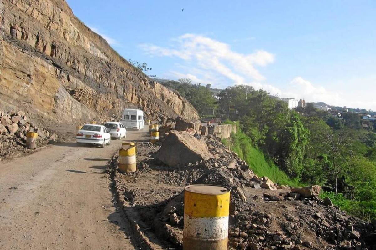 El paso de Teherán dificulta desde hace dos año el tráfico de este corredor que se reduce entre Socorro y San Gil a un carril. (Foto: Archivo/VANGUARDIA LIBERAL )