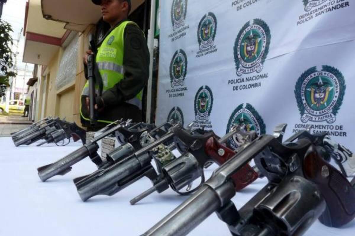 Los uniformados hicieron presencia al interior de los bancos para dar a conocer las medidas que se deben tomar para evitar ser víctimas del fleteo.(Foto: Suministrada/VANGUARDIA LIBERAL)