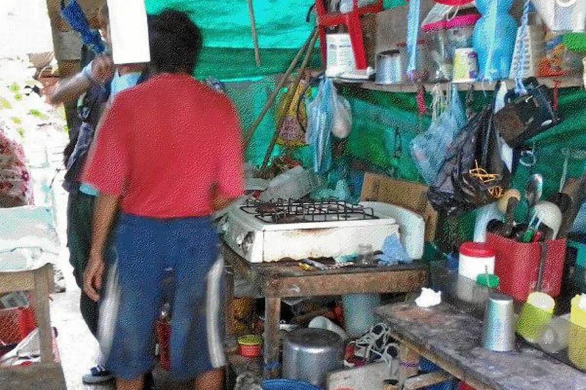 En un espacio pequeño las familias duermen y cocinan, con la construcción de las nuevas casas mejorarían su calidad de vida. (Foto: Suministrada/VANGUARDIA LIBERAL)