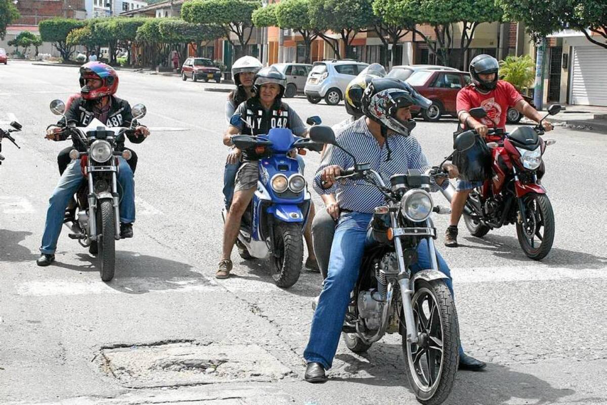 Las motocicletas, motocarros, mototriciclos y cuatrimotos no podrán transitar de 11:00 de la noche a 4:00 de la mañana. (Foto: Mauricio Betancourt VANGUARDIA LIBERAL )