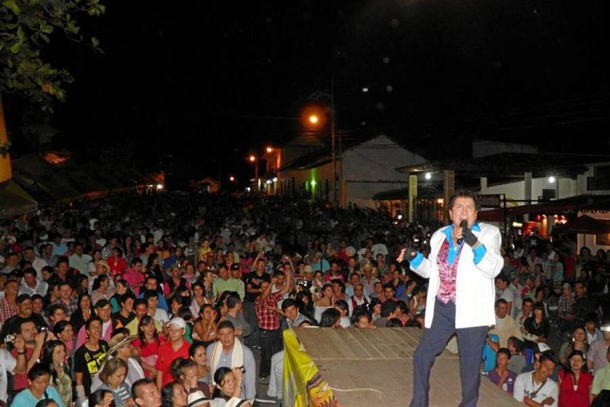 Gran cantidad de público disfrutó de cada una de las actividades realizadas en el Quinto Festival artístico y cultural Antonia Santos, en Pinchote. Las verbenas populares llenaron el parque principal y alrededores de música y folclor. En la imagen aspectos de la presentación de Gustavo ‘el Loco’ Quintero. (Foto: Suministrada Alcaldía Pinchote/VANGUARDIA LIBERAL)