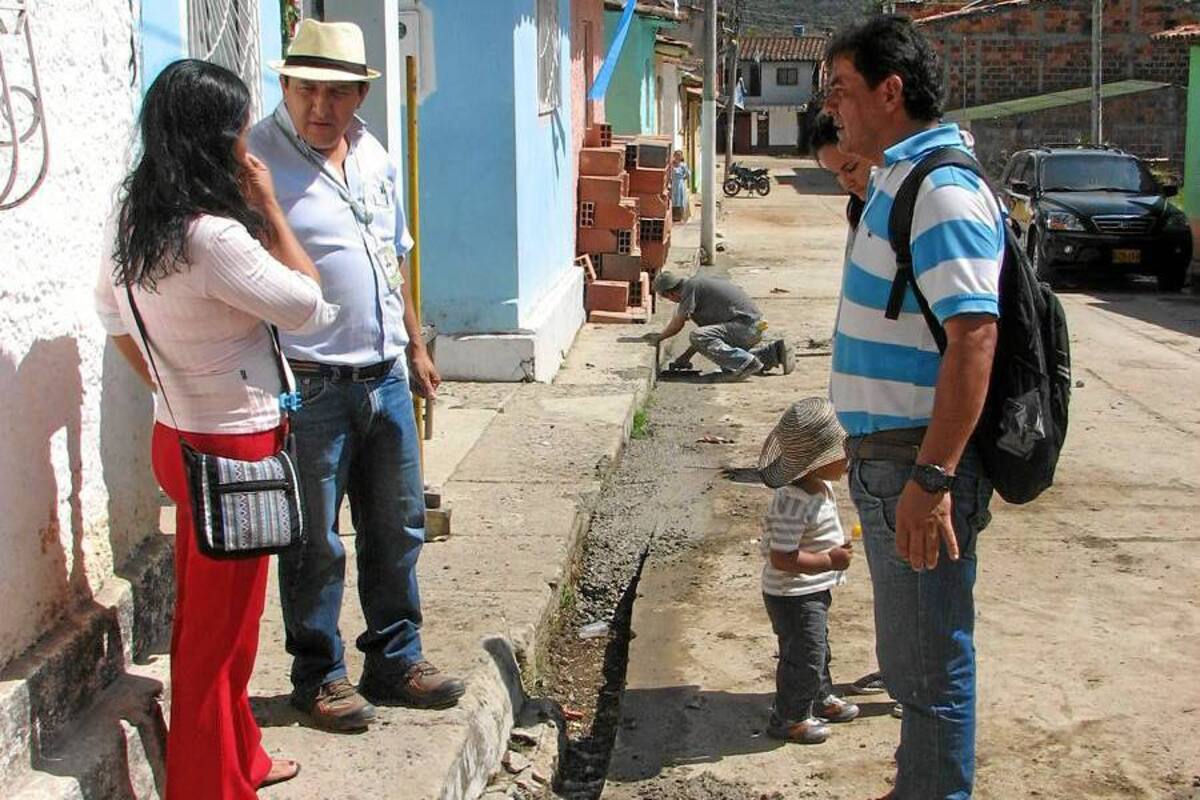 Julio Rodríguez, director Técnico a nivel nacional de Servicios Públicos, junto a la comunidad del barrio José Antonio Galán, mientras se desarrollan las obras. (Foto: Wolfgang Arias P. / VANGUARDIA LIBERAL)