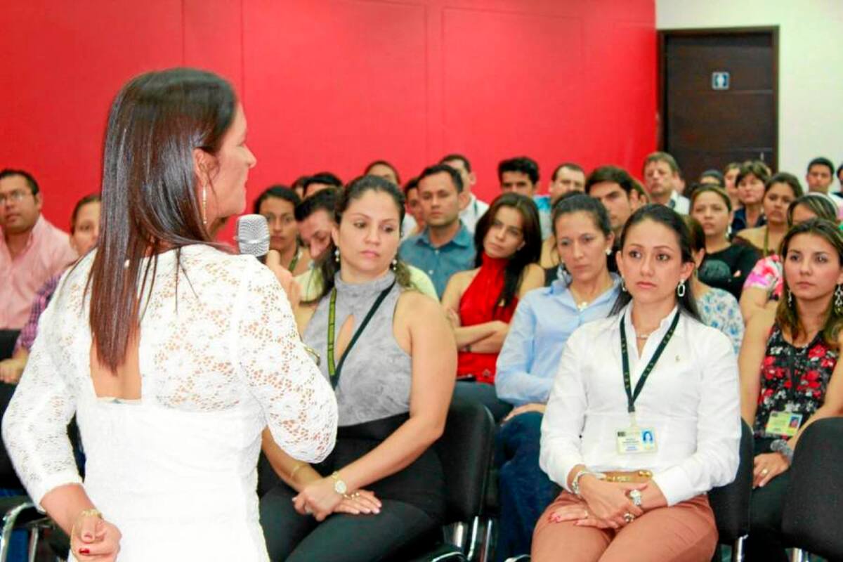 La directora de la CAS, Flor María Rangel Guerrero, se reunió con funcionarios y contratistas de la entidad para hacer un diagnóstico, definir prioridades y acordar acciones a realizar. (Foto: Suministrada/VANGUARDIA LIBERAL)