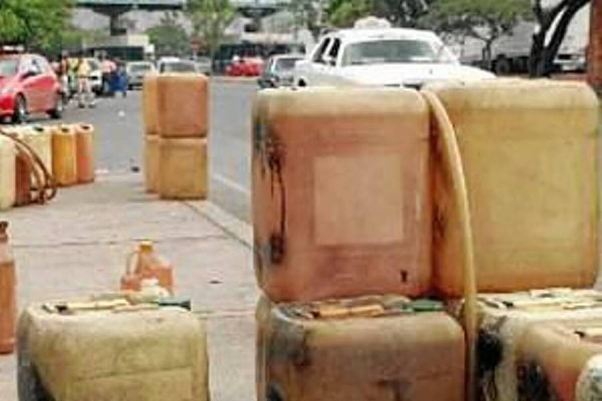En diciembre de 2010, el Gobierno venezolano normalizó el suministro de combustibles subsidiados a las zonas de frontera con Colombia, con el objetivo de contrarrestar el contrabando. (Foto: Tomada de Internet/VANGUARDIA LIBERAL)