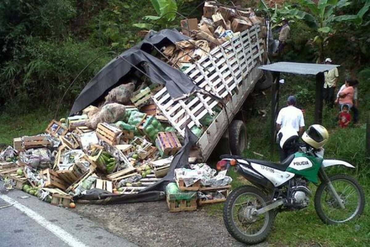 El accidente se presentó ayer en la madrugada luego de que, al parecer, el camión perdió los frenos. (Foto: Cortesia)