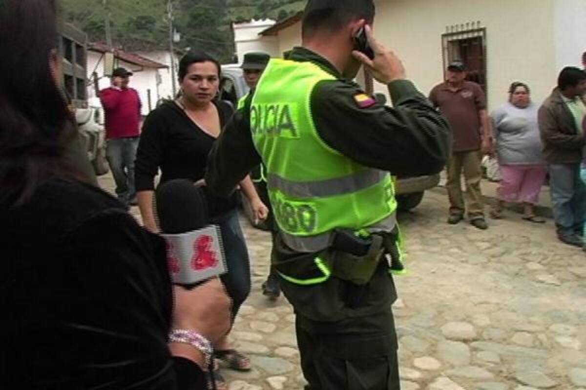 Momentos de la agresión al equipo de CM& en el municipio de California. Ambos sufrieron golpes en las extremidades y la cabeza. Además, la cámara con la que grabaron las entrevistas, valorada en 3 mil dólares, y el vehículo en el que se desplazaban, fueron afectados.(Foto: Suministrada/VANGUARDIA LIBERAL )