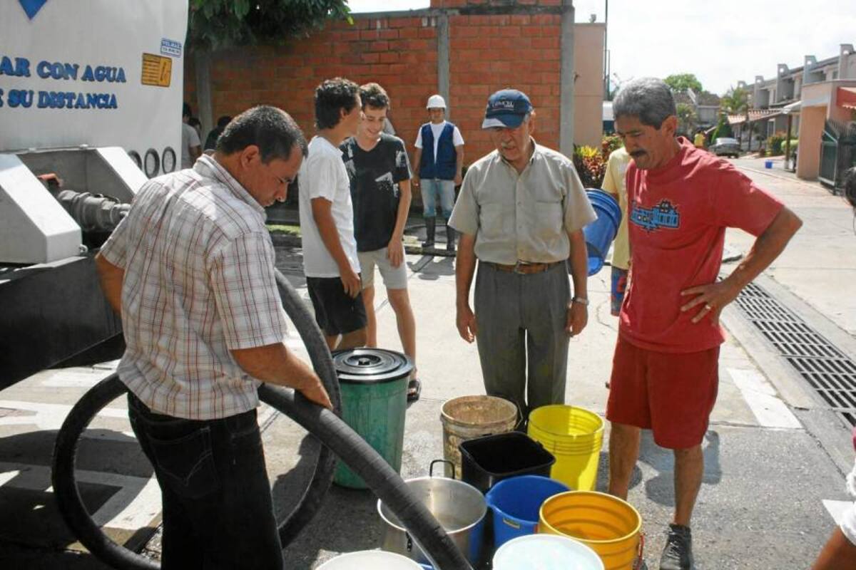 La suspensión del servicio de acueducto en los sectores del norte de Piedecuesta tuvo lugar por el trabajo de mantenimiento y empalme del sistema de redes. (Foto: Suministrada/VANGUARDIA LIBERAL)