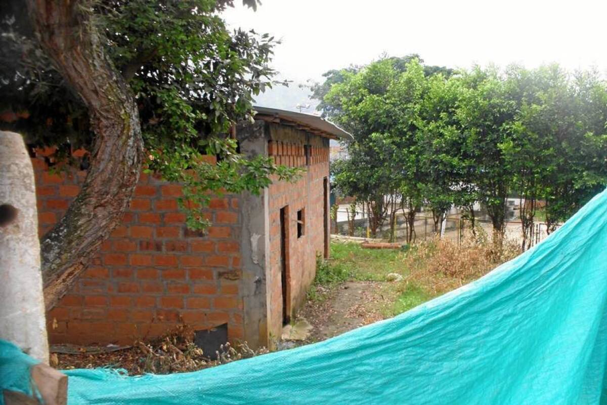 En refugio de viciosos y en basurero está convertido el sitio destinado para el funcionamiento de un salón comunal en Zapamanga II y III etapa en Floridablanca. (Foto: Nelly Vecino Pico/VANGUARDIA LIBERAL)