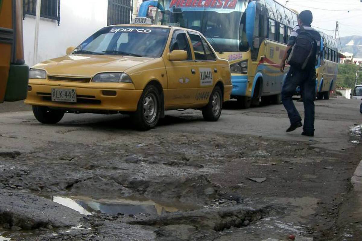 Residentes de la carrera 9 entre calles 10 y 11 solicitan de la Administración agilizar las obras de recuperación vial en la zona. (Foto: Edgar Omar Bustos A/ VANGUARDIA LIBERAL )