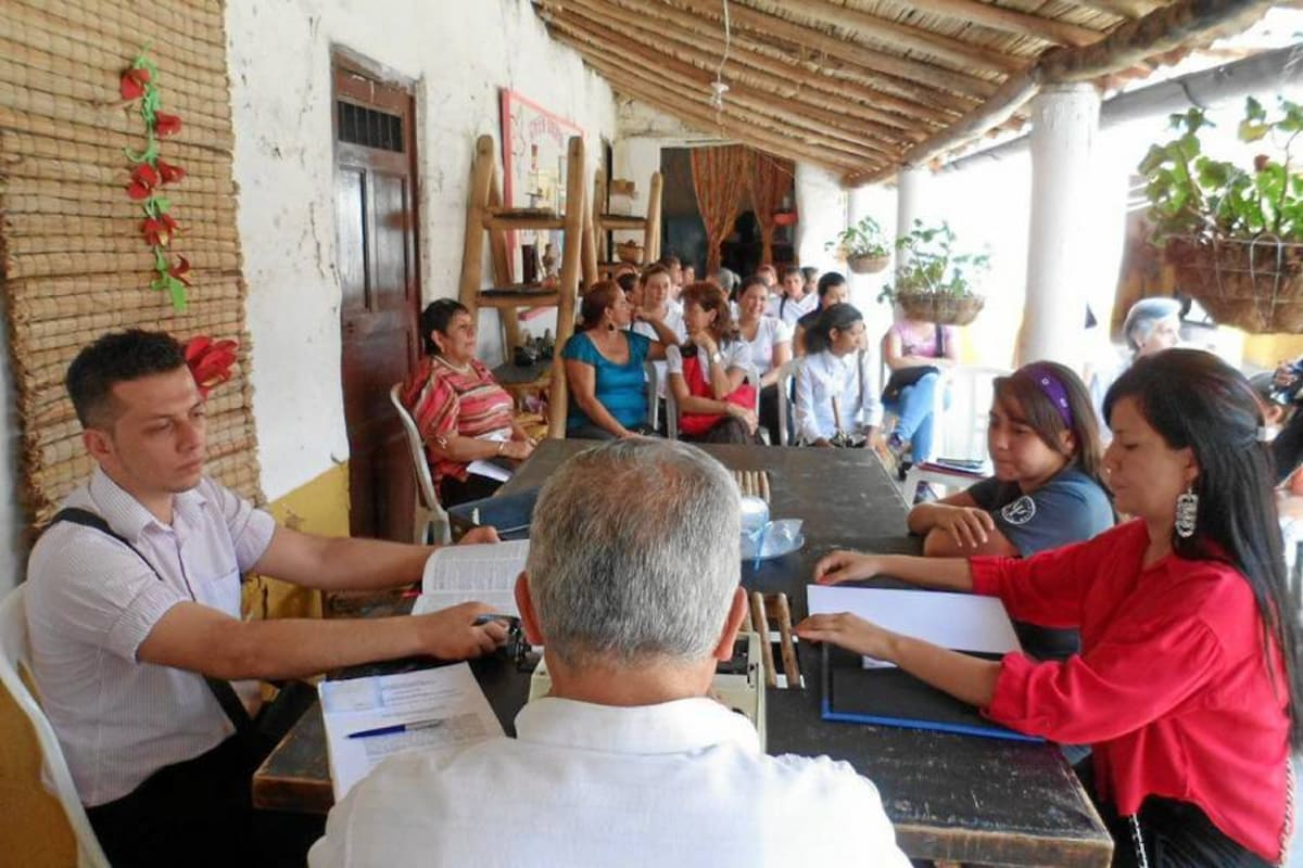 Con la presencia del inspector de Policía de San Gil, Jaime Chacón Chacón, abogados representantes de la parte demandante y demandada, y las mujeres que han hecho y hacen parte de la Fundación ‘Casa de la Mujer, se cumplió la diligencia que pretendía la restitución del inmueble. Diligencia que fue devuelta al Juzgado Primero para que resuelva las oposiciones presentadas. (Foto: Nancy Acuña R. / VANGUARDIA LIBERAL)
