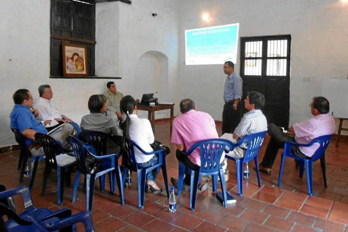 La junta directiva de Acuasan, empresa prestadora de servicios de agua, alcantarillado y aseo en San Gil, se reunió en la Casa de la Cultura, para analizar el tema tarifario, capacidad técnica, restructuración administrativa, situación de alcantarillas, entre otros. (Foto: Nancy Acuña R. /VANGUARDIA LIBERAL)