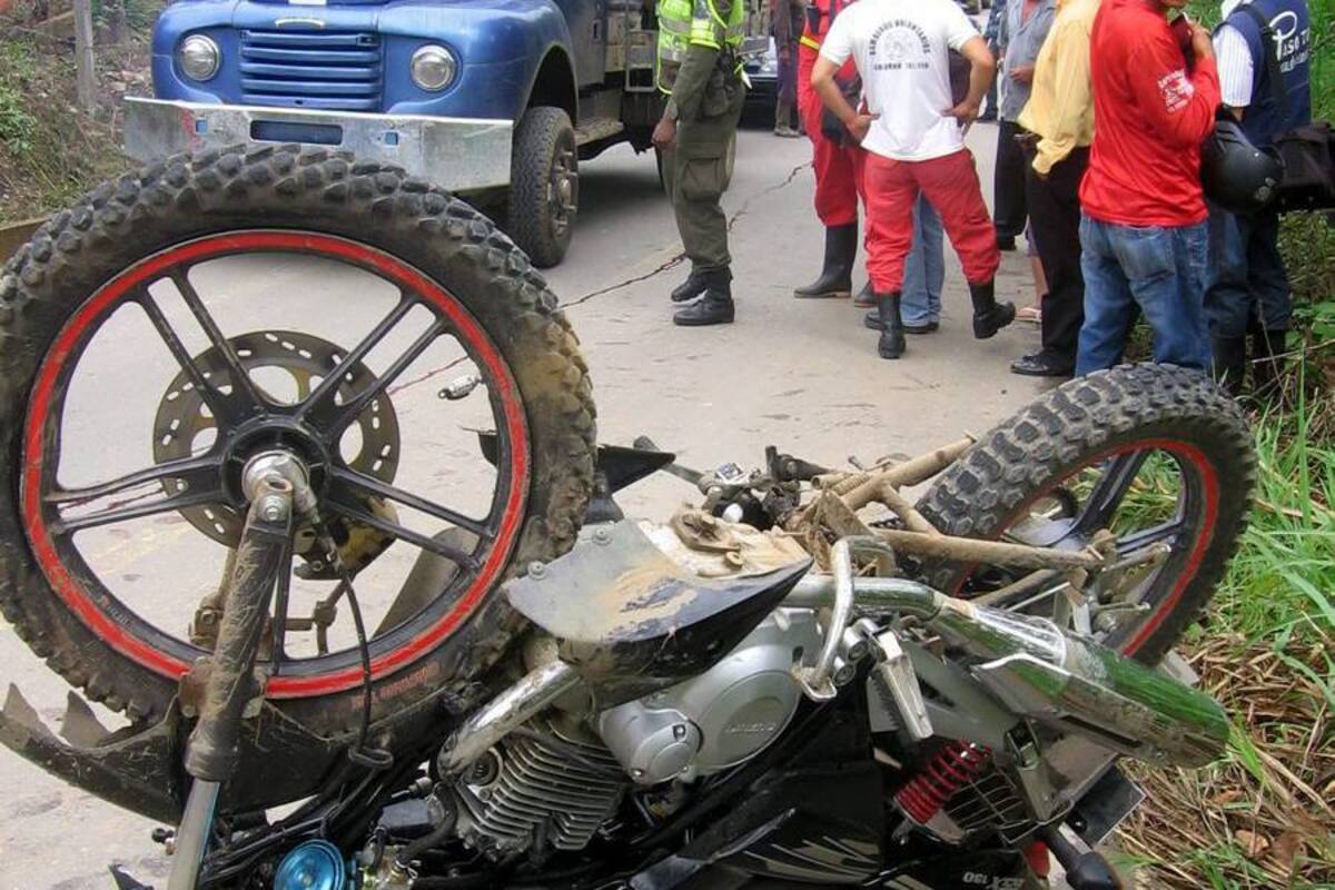 Así quedó la motocicleta en la cual iban el joven que falleció y el menor de edad. Según testigos, ambos llevaban puestos sus cascos. (Foto: Nancy Gómez/VANGUARDIA LIBERAL)