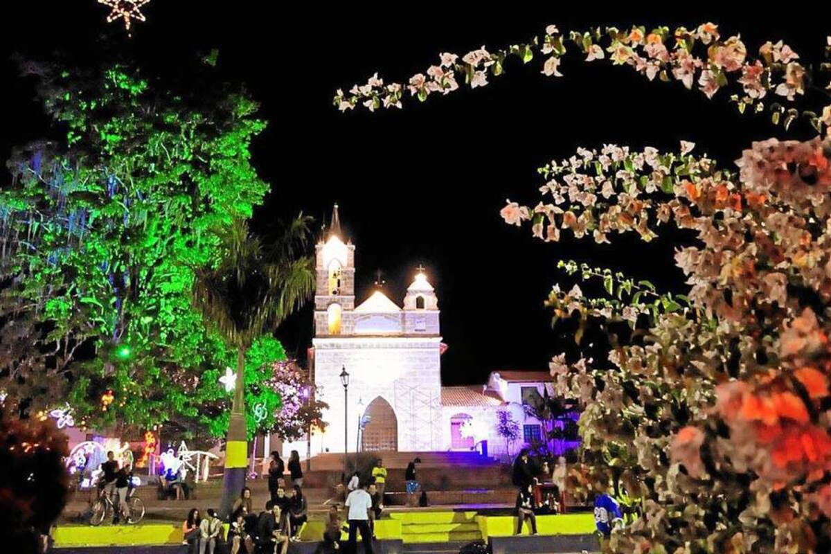 De postal, está el parque y el templo del centro poblado de Cite, que vale la pena visitar en estas festividades navideñas. (Foto: Luis Fernando Martínez Vargas/VANGUARDIA LIBERAL)