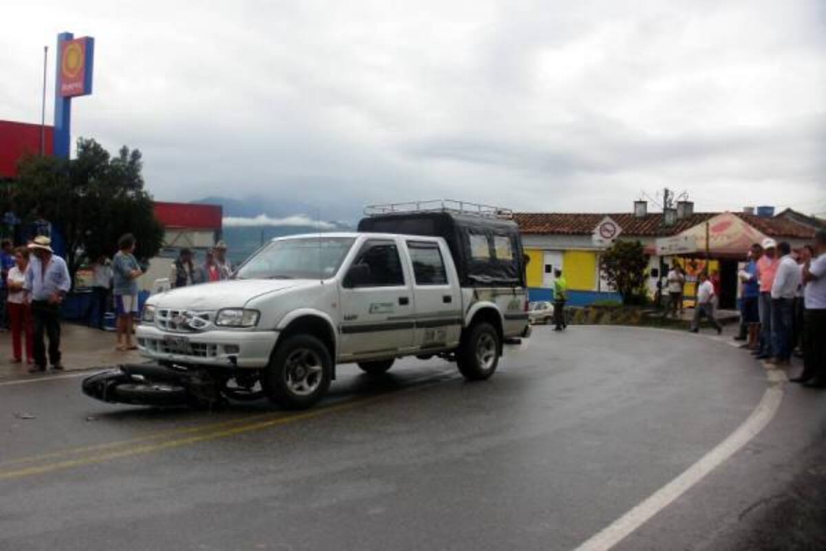 La camioneta que colisionó con la motocicleta, era manejada por Diego Armando Ballesteros Ardila de 21 años, residente de la vereda Árbol Solo del Socorro.(Foto: Suministrada /VANGUARDIA LIBERAL)