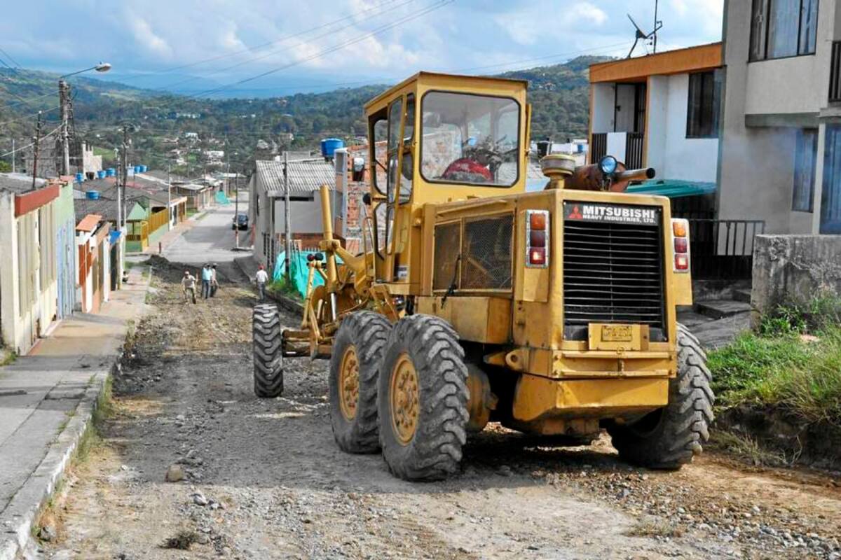 Maquinaria pesada que fue contratada por los miembros de la junta de acción comunal del barrio San Luis, ya que se cansaron de esperar la mano oficial, que hace más de 20 años no hace mantenimientos de las vías urbanas en estos sectores de Babosa. (Foto: Luis Fernando Martínez Vargas/VANGUARDIA LIBERAL)