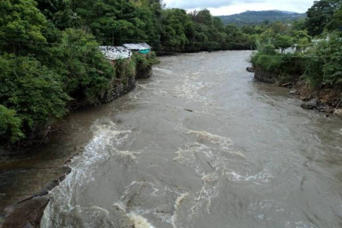 Aspectos del río Suárez en límites entre Santander y Boyacá que evidencia una crecida de su cauce.(Foto: Suministrada / VANGUARDIA LIBERAL )