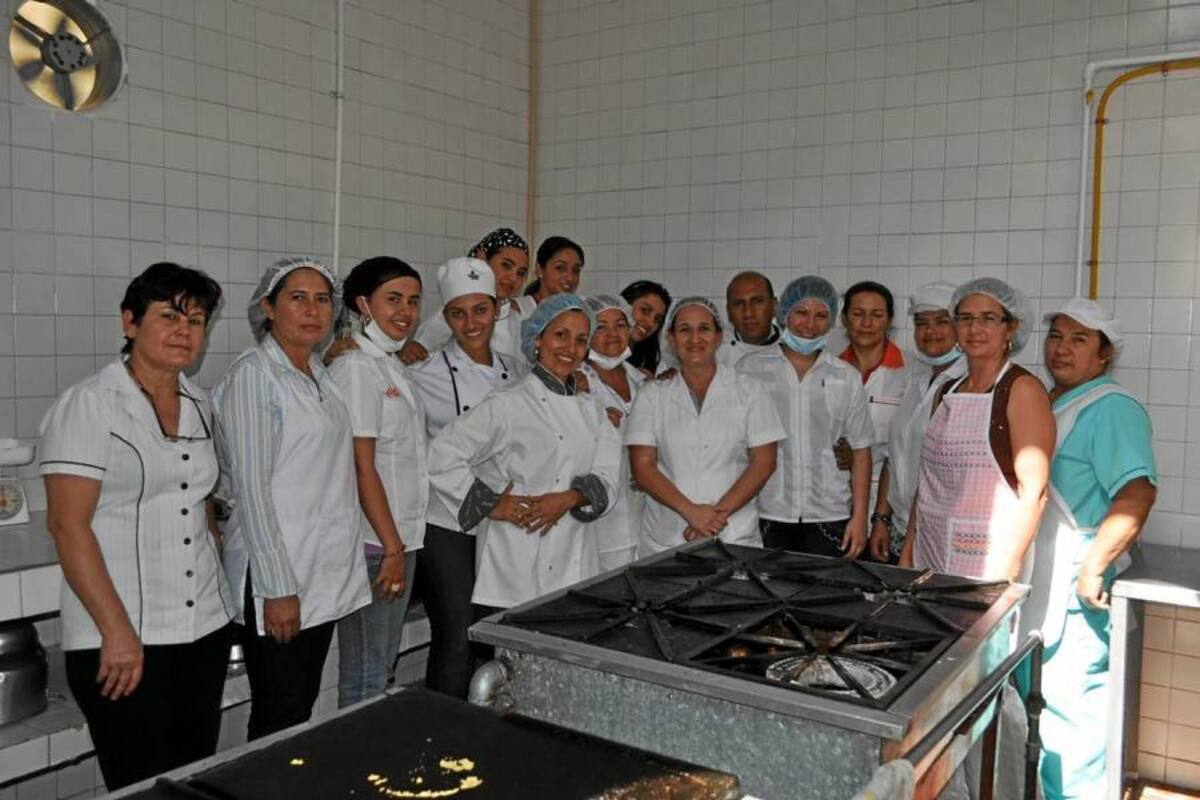 Grupo de hoteleros que se capacitaron en Barbosa, gracias a los aportes de la Cámara de Comercio y la Alcaldía Municipal de Barbosa. (Foto: Luis Fernando Martínez Vargas/VANGUARDIA LIBERAL)
