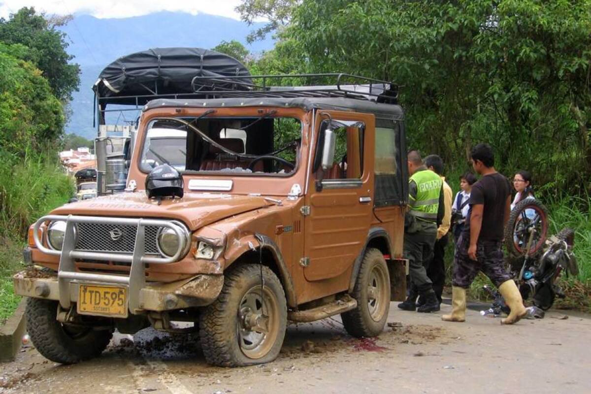 Aspectos del estado del campero marca Daihatsu, color café, de placas ITD-595, que se estrelló contra la motocicleta. (Foto: Nancy Gómez/VANGUARDIA LIBERAL)