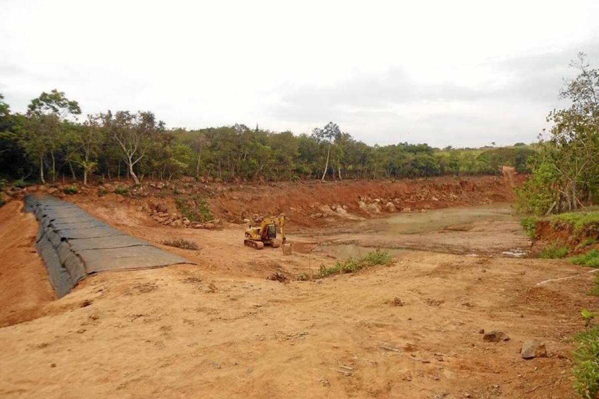 Así van los trabajos de construcción de la presa en tierra para la ampliación de la capacidad de almacenamiento de La Pampa. Las obras iniciaron en enero del año anterior. (Foto: Nancy Acuña R / VANGUARDIA LIBERAL)
