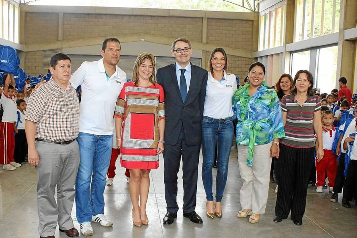 Mauricio Álvarez, alcalde encargado de Girón; Óscar Córdoba, embajador de Programa Becas de Integración; Paola Arenas, directora Banca Empresarial Bbva; Óscar Cabrera Izquierdo, presidente Bbva Colombia; Paula Andrea Betancurt, embajadora del Programa Escuela para el emprendimiento Bbva; Hermana Eslendy Duarte, rectora del colegio Fe y Alegría, y Amalia Rincón, directora regional Fe y Alegría. (Foto: Mauricio Betancourt/ VANGUARDIA LIBERAL)