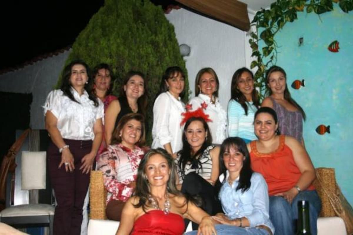 De pie: Marcela Rueda, Zaira Benavidez, Yolanda Rueda, Sandra Murillo, Rosita Álvarez, Cristina Espinel y Gina Sarmiento. Sentadas: Adriana Rueda, Leisa Puentes, la agasajada, Janeth Murillo; Mónica Abaunza y Alejandra de Durán.