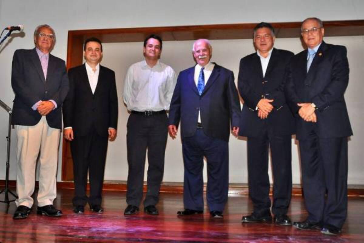 Francisco 'Kiko' Navarro, el Tenor Gabriel Ángel Ruiz; el Director General de la Casa del Libro Total, Daniel Navas; Carlos Eslava Flórez; el Alcalde de Bucaramanga, Fernando Vargas Mendoza y el presidente de la Academia de Historia de Santander, Miguel José Pinilla Gutiérrez.