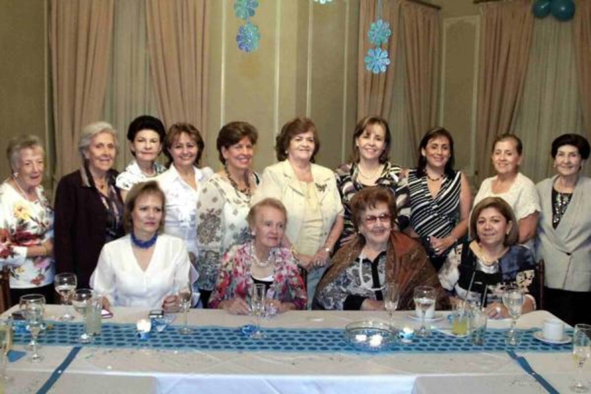 Hilda Sophie Vargas de Peña, Elsita Rueda de Vargas, Carmenza Clausen de Figueroa y Gloria Díaz. De pie: Cecilia de Pinzón, Graciela de Serpa, Carmenza de Puyana, Lucy Turbay, Clara de Mestre, Leila Dacarett, Nhora de Londoño, Ana María Escandón, María Emilia Calderón, Nubia Díaz, Beatriz de Vargas y Ruth Beltrán.