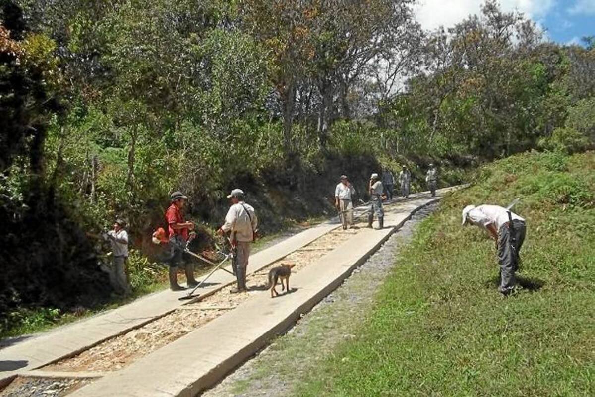 Los habitantes de la vereda El Amarillo atendieron el llamado de los funcionarios de la alcaldía para el trabajo conjunto que se viene realizando en las veredas de la Puerta de Oro de Santander. (Foto: Suministrada /VANGUARDIA LIBERAL)