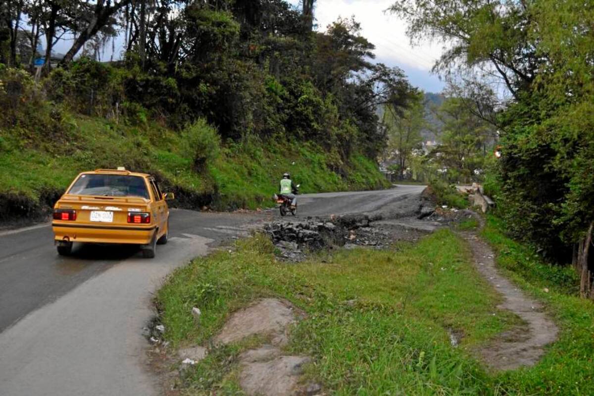 El pésimo estado de la vía a la entrada de Vélez, donde la banca se hundió y los derrumbes, amenazan con taponar la vía por la fuerte acción de las lluvias, a la fecha el Invías no se pronuncia. (Foto: Luis Fernando Martínez Vargas /VANGUARDIA LIBERAL)