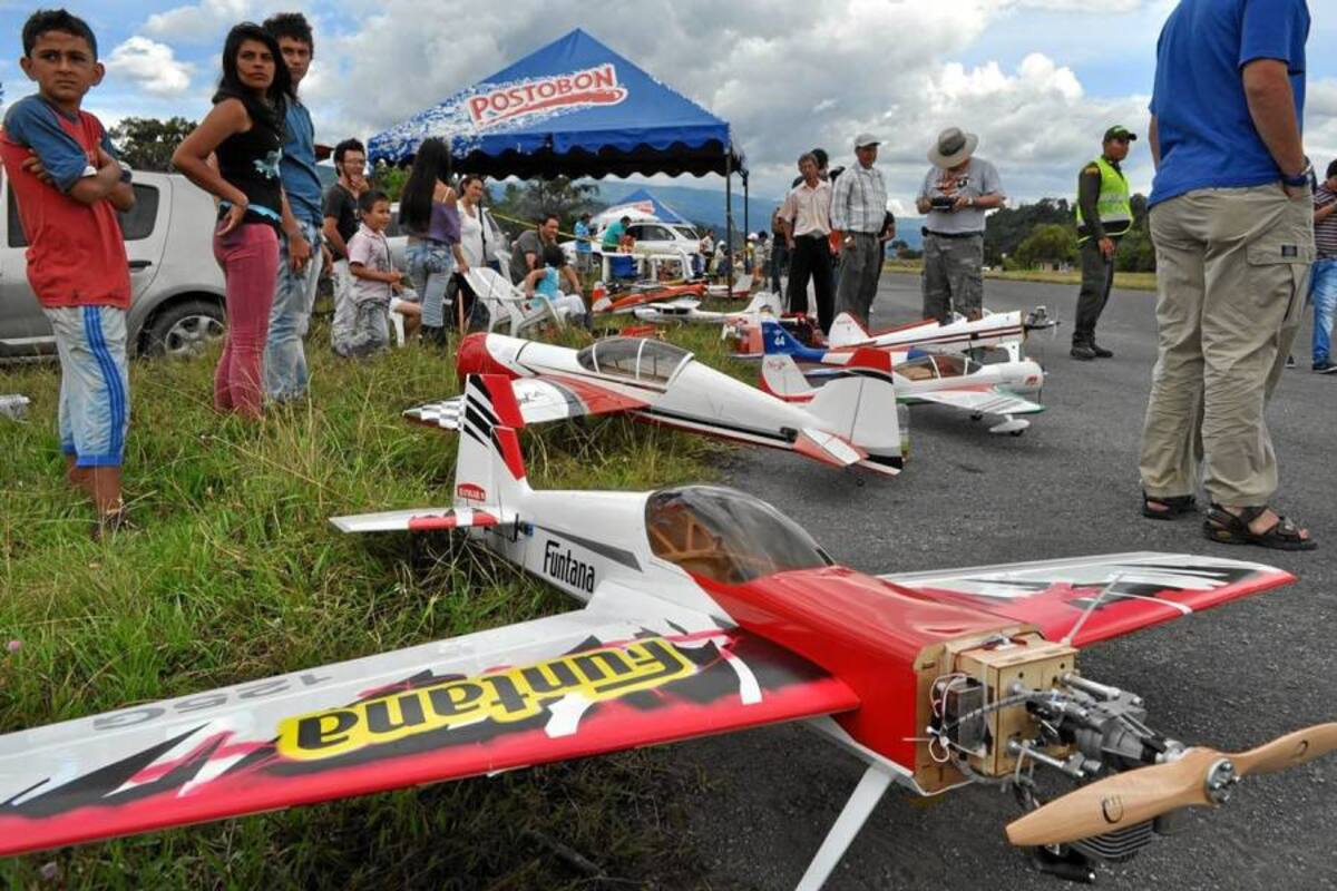 Exhibición de aeromodelos surcaron los cielos barboseños (Foto: Luis Fernando Martínez Vargas /VANGUARDIA LIBERAL)