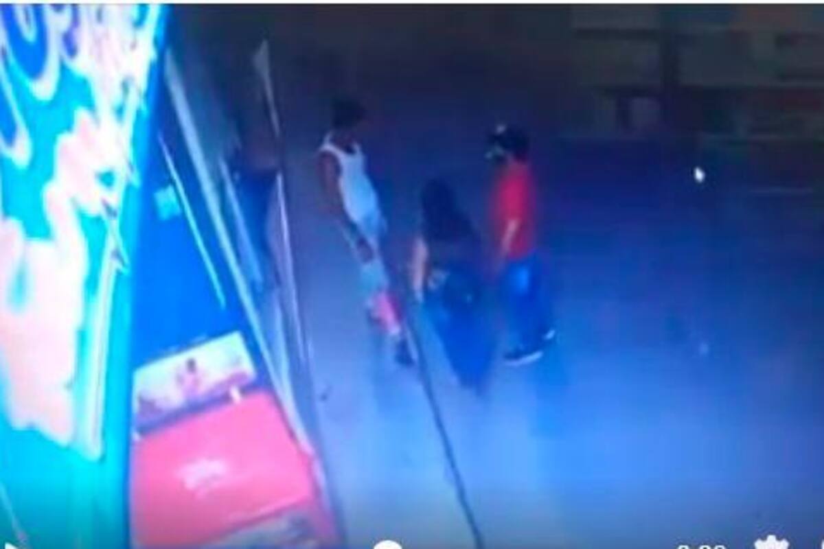Las cámaras de seguridad registraron el ataque a puñal del que fue víctima un joven en el sector de Hoyo Grande en Piedecuesta. Tomada de video / VANGUARDIA