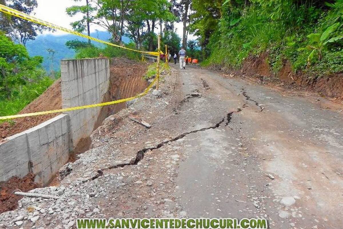A un solo carril está restringido el paso en la vía que de San Vicente de Chucurí comunica a Bucaramanga, a escasos dos kilómetros del casco urbano de este municipio. (Foto: Cortesía: sanvicentedechucuri.com/VANGUARDIA LIBERAL)