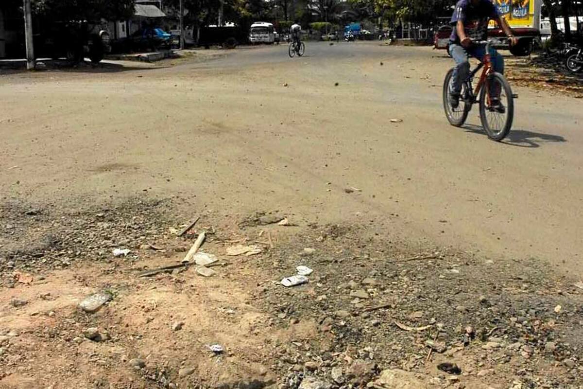 El daño en esta cámara de alcantarilla es la situación que genera las molestias en los habitantes del barrio Las Camelias. (Foto: Édgar Pernett/VANGUARDIA LIBERAL)