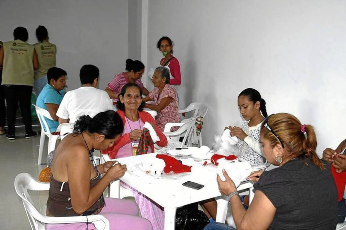 Bisutería, elaboración de muñecos y zapatería son algunos de los oficios que más de 300 mujeres cabeza de familia, y que son consideradas víctimas, aprenden en el Craiv. (Foto: Édgar Pernett/VANGUARDIA LIBERAL)