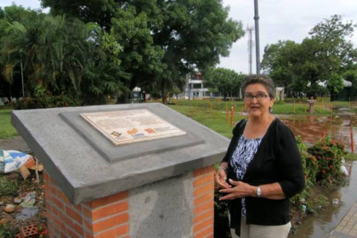 Con satisfacción, Isolina Duarte conoció ayer en la mañana la placa que rinde homenaje a las víctimas de la masacre La Rochela, incluyendo a su hijo, tras pedir constantemente un escenario en el que fuese recordado. (Foto: Édgar Pernett/VANGUARDIA LIBERAL)